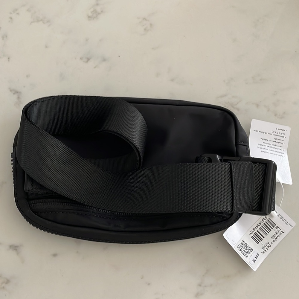 NWT Lululemon Everywhere Belt Bag - Picture 2 of 2